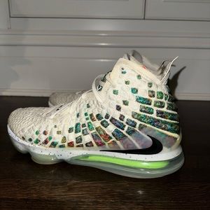 Nike LeBron 17 Air Command Force
